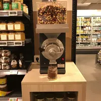Le magasin possède une offre vrac de pâte à tartiner, avec une machine qui ne broie que du cacao et des noisettes. © V. R.