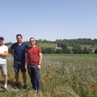 Christophe Binet (à gauche) du Gaec des Thevenins a produit 205 tonnes de blés en filière Barilla. Il est accompagné de David Bland (à centre), son co