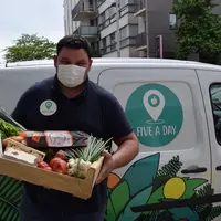 Alexandre Guillaume, cofondateur de Five a day, avec le panier de commande d'un particulier. © DR