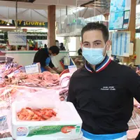Jordan Goube, MOF, sur le marché Bergères de Puteaux. © Bruno Carlhian