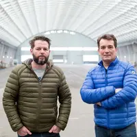 De gauche à droite : Cédric Garna et Christophe Chaperon, codirigeants de la Laiterie Gilbert. © Blanccoco_Photographe