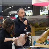 Selon l'Inrae, seuls les Siqo échappent à la standardisation de la matière première, comme ici avec le porc noir de Bigorre. © Y. B.