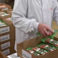 Mise en carton des saucisses sur site Jean-Louis Amiotte. Les fins de ligne ont été modifiées sur le plan numérique. © Jean-Louis Amiotte