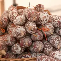 La charcuterie vendue en GMS l’est à 74 % au rayon Libre-Service qui continue de gagner du terrain sur le rayon coupe (26 %). © DR