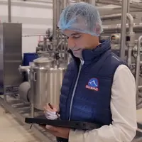 Une vidéo montre comment Inuse aide le groupe laitier Hellenic Dairies à réconcilier performance et éco-efficience grâce à une application IoT. © Inus