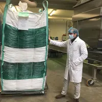 La livraison en big bag de la matière première facilite le travail chez les exportateurs africains. L’alimentation des broyeurs d’Alland & Robert se f