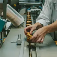Traou Mad produit chaque année 115 millions de galettes de Pont-Aven et 30 millions de palets de Pont-Aven. © Traou Mad/Sylvain Le Lepvrier