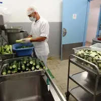La cuisine centrale de Fléac sert 43% de produits issus d'agriculture biologique.  © DR
