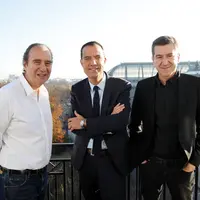 Moez-Alexandre Zouari entouré de Xavier Niel et Matthieu Pigasse. © Jean-Christophe Marmara/Le ...