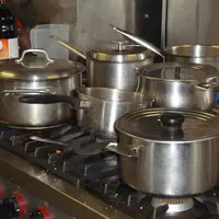 La société publique locale Papillote et Compagnie, qui produit 13 000 repas par jour pour seize communes, et des municipalités en régie directe. © Int
