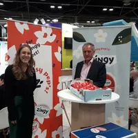 Pour Shanon Ravat, responsable du marketing, et Marc Rauffet, PDG d'Innatis (présentant ici la dernière variété exclusive Zingy), les entreprises du g
