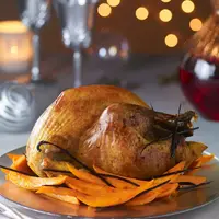 Le chapon de pintade label Rouge  (ici à la vanille accompagné de patate douce) était une valeur sûre de Noël 2020. © Synalaf