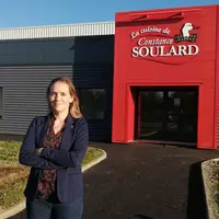 Magali Panau, directrice générale d'Ernest Soulard, devant le site de La Cuisine de Constance à L'Oie (Vendée). © Ernest Soulard