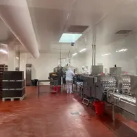 Après mise en chariot et pasteurisation, les oeufs sont refroidis puis conditionnés en boîte de 6 ou de 12. © Y. B.