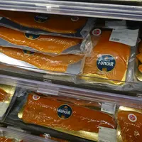 Commercialisés sous la marque Le Petit Fumoir, les produits sont fumés au bois de hêtre et salés à la main au sel de Guérande © Th. G.