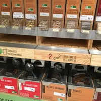Les enseignes conventionnelles sont devenues des distributeurs essentiels en vrac (ici dans une supérette Franprix). © S. C.