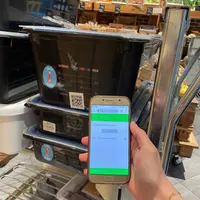 Dans le cadre du projet Hub Vrac, le commerçant reçoit ses produits en vrac dans des bacs. Il scanne les bacs vides pour les rendre à la livraison sui
