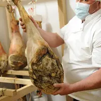 Yves Thieyre, charcutier de la SAS Paysans Cœur de Corrèze, se fait une fierté de travailler sans additif de synthèse.  © F. Pigot/APAP
