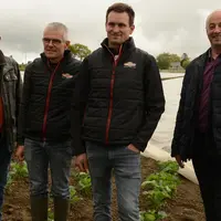 De gauche à droite : Philippe Réveillard, président de l'OP Terres de Saint-Malo ; Philippe et Jean-Philippe Lesné, producteurs à Saint-Méloir-des-Ond