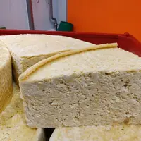 Pain de metton après pressage, entrant dans la composition de la cancoillotte. © Chloé Rault