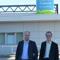Anthony Lecarpentier, directeur industriel, et Jean Tavernier, responsable RSE des Maîtres laitiers du Cotentin.