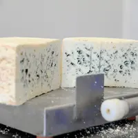 Le roquefort communique pour faire rentrer la consommation de roquefort dans le quotidien. C’est l’AOP fromagère la plus vendue en France après le com
