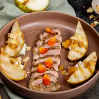 Recette "Émincé de gigot de cabri grillé, poire, amande et brocciu" proposée dans le cadre de l'évènement Goatober.