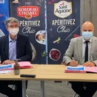 Pierre Hebert, directeur général d'AO&C (à gauche), et Bernard Meyzie, directeur départemental ddes territoires e la Sarthe (à droite), signent la cha