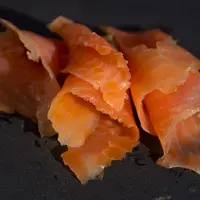 Déjà signée par les dix principales entreprises françaises du saumon fumé, une nouvelle charte accueillera bientôt la truite fumée sous le logo “Fumé