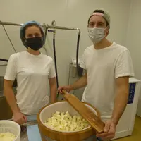 Esther et Benjamin Limouzin transforment 700 litres de lait par semaine.
