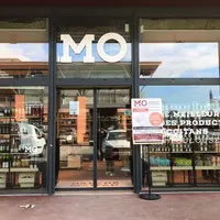 Le magasin MO de Toulouse intramuros vend aussi des vins.