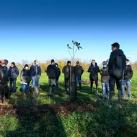 Petit groupe d'éleveurs laitiers d'Isigny Sainte-Mère apprenant à planter des haies. La coopérative attend un effet boule de neige parmi ses adhérents