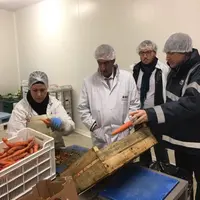 Denis Bouad, président du département du Gard, en visite à l'unité de conditionnement de légumes de Nîmes. © Département du Gard