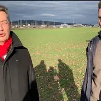 Philippe Cochet, maire de Caluire et Cuire, et Bastien Joint porteur du projet de ferme urbaine. © Capture d'écran vidéo de ...