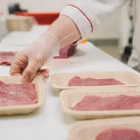 100% végétales, ces barquettes sont composées de matières issues de coproduits agricoles, comme les résidus de canne à sucre. © Auchan