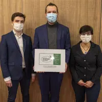 (de gauche à droite) Vianney Orjebin, élu à l’éducation, Jean-Philippe Gautrais, maire de Fontenay-sous-Bois, et Fabienne Lelu, élue à la transition é