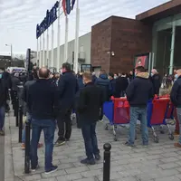 Ce jour des éleveurs manifestant devant le Carrefour du centre commercial Alma à Rennes. © FRSEA Bretagne