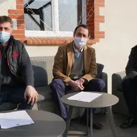(de gauche à droite) Mickaël Bazantay, Président du groupement Bovineo, Bertrand Eon, Directeur boucherie chez Carrefour, François Vincent, Directeur