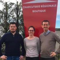 De droite à gauche : Michel Nigay, dirigeant de la holding Les Petits Plaisirs, sa fille Cécile Nigay et son gendre Alexis Bourdais, dirigeants de Drô