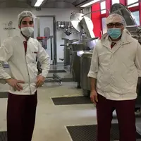 Deux cuisiniers mobilisés pour cuisiner des repas à la cuisine de Bobigny, le mercredi 18 mars 2020. © Siresco