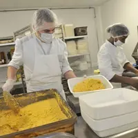 La cuisine centrale doit produire jusqu'à 2000 repas quotidiens pour les plus démunis © Département de ...