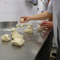 Régis Godon, responsable de la restauration du collège Roger Versel de la préfecture sarthoise est venu prêter main forte au chef de cuisine de l’Ehpa