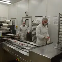 Les produits qui ont été congelés devront être cuits et servis en priorité, rappellent l'AFDN et Agores. © Y.B.