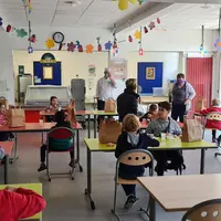 Parmi les trois solutions : le lunch bag distribué en classe. © Scolarest