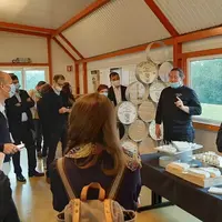 Emmanuel Besnier, président de Lactalis (de dos à droite) a tenu un point presse hier dans une fromagerie à Meaux. © compte twitter Lactalis
