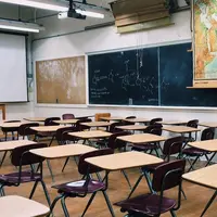 Dans les écoles élémentaires et les collèges, le principe est désormais la distanciation physique d’au moins un mètre.