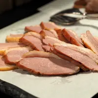 Canard et pintade chutent avec la restauration à table