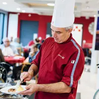 Fini les grandes salles de restauration de 150 m2. Il serait intéressant de créer des espaces intermédiaires entre la cuisine « back office » et la sa