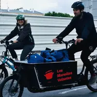 A Paris, Les Marmites Volantes livre chaque jour à vélo des écoles maternelles, primaires et des collèges des repas frais, de saison et à 90% bio. © L
