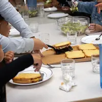 Le personnel de la ville étant très affecté par la Covid-19, la ville de Grenoble demande aux familles de retirer leurs enfants de la cantine un jour